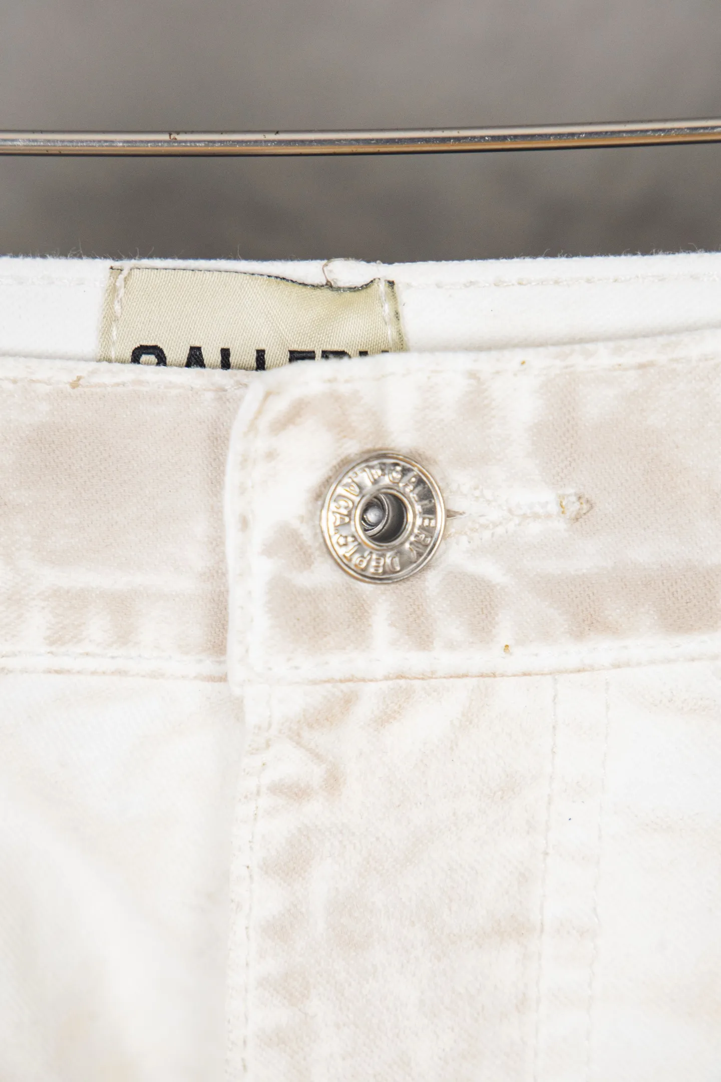 Style number: M394 P280 GALLERY DEPT. Dirty touch, splashed ink, hand-painted graffiti, washed, distressed, damaged, micro-flared casual overalls. Code number: 28 30 32 34 36